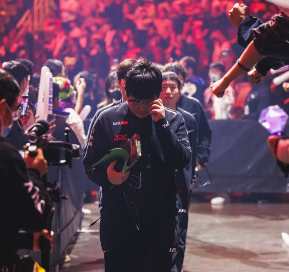 九游苹果版下载包含TheShy意外战胜瑞士队，战术调整引爆全场！的词条