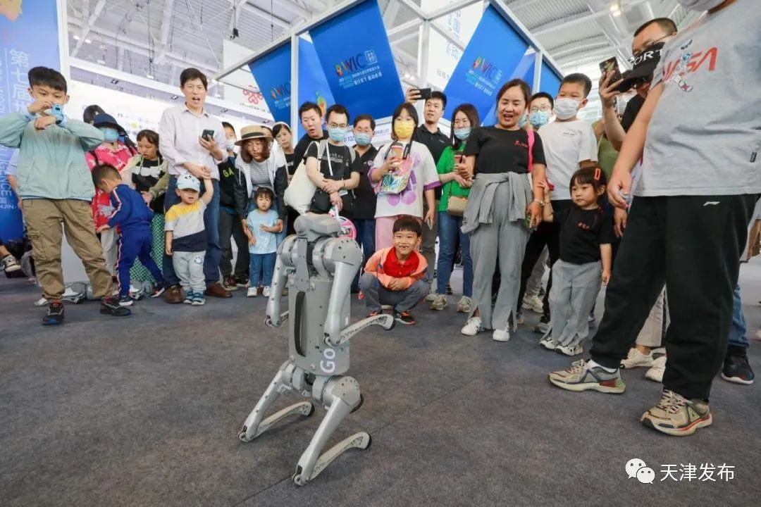 九游官网包含赛地聚焦——法甲集结日热度飙升，尼斯完成体检，震撼外界，更衣室氛围转暖的词条